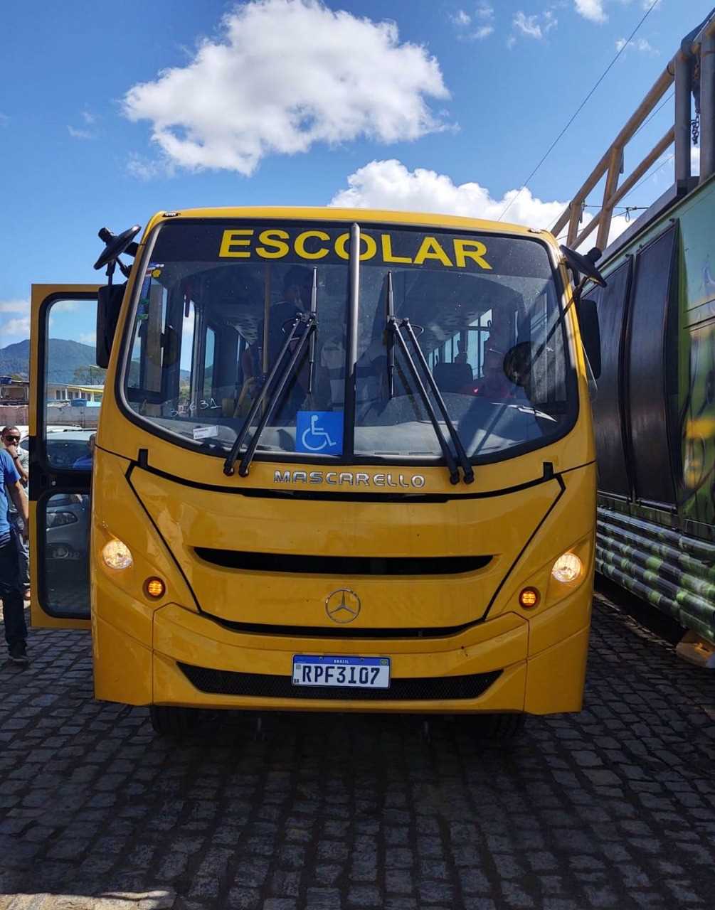Camacã: Prefeitura apresenta novo ônibus escolar